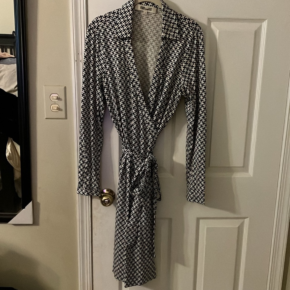 Diane Von Furstenberg- Iconic Shirt Waist Tie Dress Updated in Funky Pattern,EUC - Picture 2 of 11